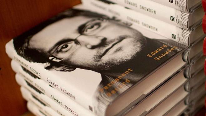 Министерство юстиции США подало иск к Эдварду Сноудену из-за его мемуаров
